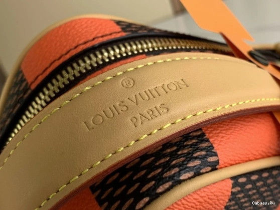 Chess VUITTON Messenger-24*24*8CM LOUIS 0418